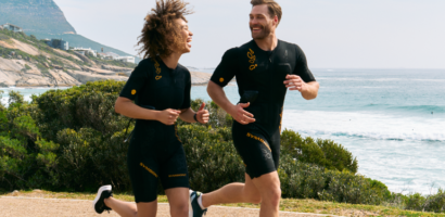 Zwei Personen beim EMS-Training im Freien mit Blick auf das Wasser